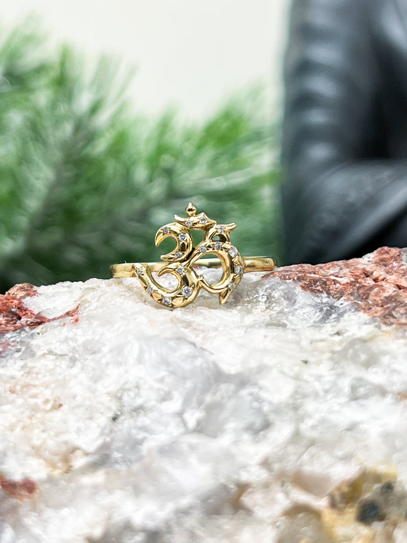 Small Om Ring with Sprinkled Diamonds - Kabartsy
